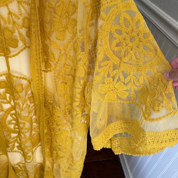 Yellow Lace Duster - Picture 3 of 7